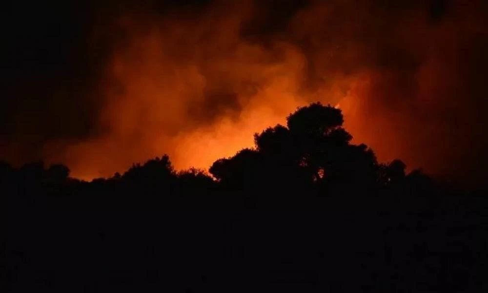 Μεγάλη φωτιά τώρα στο Πέραμα - Σπεύδει η Πυροσβεστική